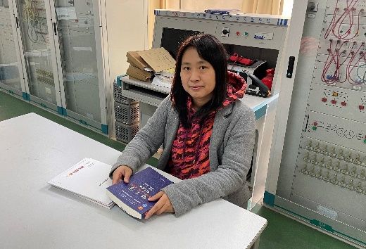 图片包含 游戏机, 电脑, 年轻, 女人描述已自动生成